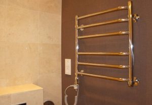 Установка электрического полотенцесушителя в ванной в Ижевске